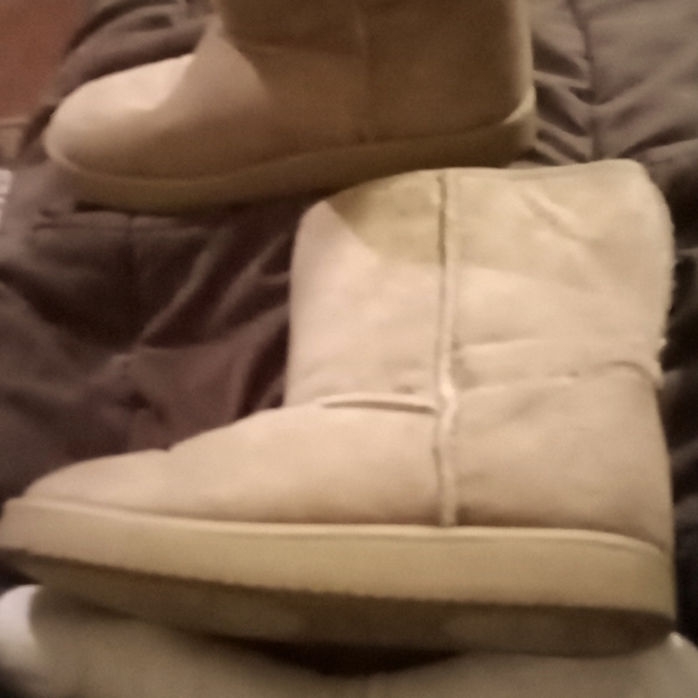 Airwalk size 6 ugg style boots in khaki